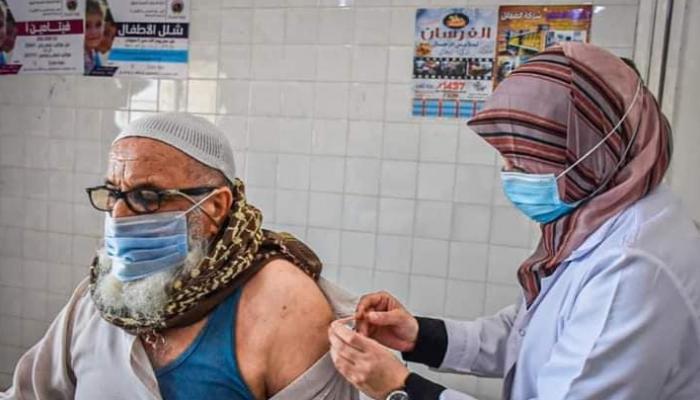 مواطن يتلقى جرعة من لقاح كورونا بأحد مستشفيات ليبيا- أرشيفية