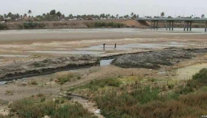 انحسار نهر ضفاف نهر ديالى بعد موجة الجفاف