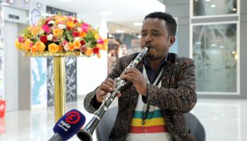 داويت فريو يعزف على آلة الكلارينيت