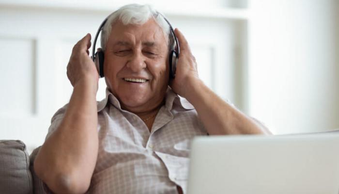 الاستماع للمطربين المفضلين يساعد مرضى السكتة الدماغية على التعافي أسرع