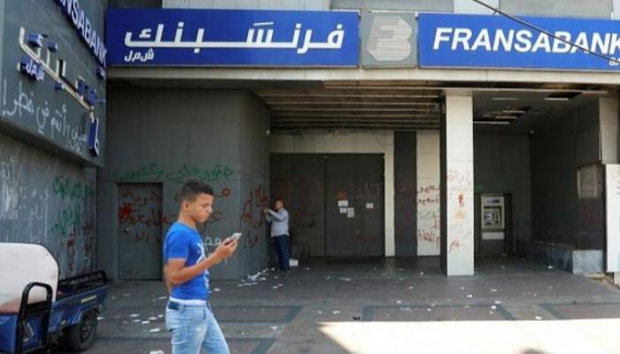 فرع مغلق لـ فرنسبنك في بيروت - رويترز