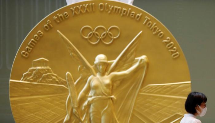 مجسم شكل الميدالية الذهبية في أولمبياد طوكيو
