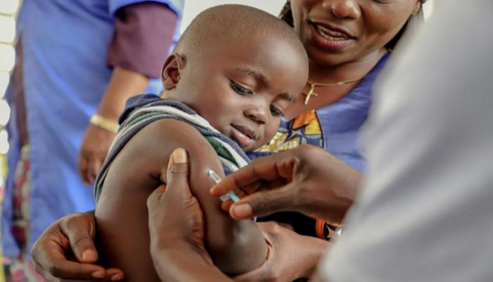 طفل أفريقي يتلقى أحد اللقاحات الدورية - أرشيفية