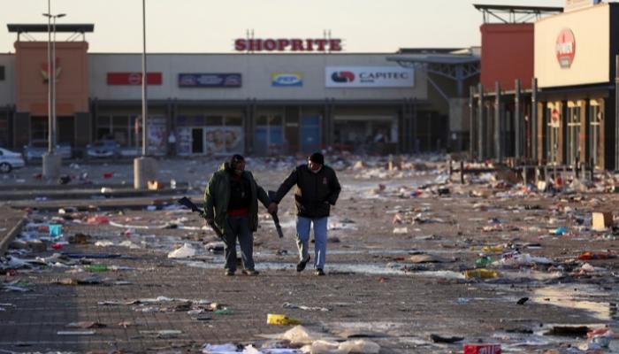 أعمال نهب واسعة طالت مراكز تسوق بجنوب أفريقيا - رويترز