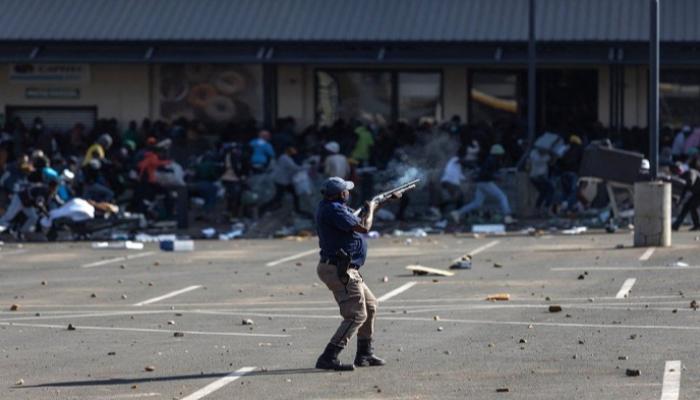 أعمال عنف متواصلة في جنوب أفريقيا - رويترز