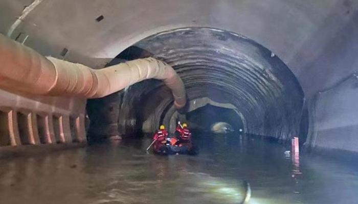 المياه تحاصر عمالاً في نفق بالصين 