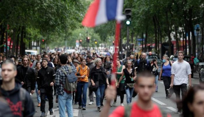 متظاهرون في مسيرة وسط باريس ضد الإجراءات الجديدة