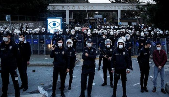 قوات الأمن التركية أمام الجامعة لقمع الاحتجاجات