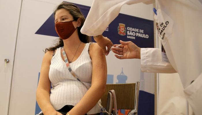 برازيلية تتلقى لقاح فيروس كورونا المستجد (كوفيد-19)