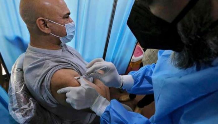 عراقي يتلقى جرعة لقاح كورونا بمستشفيات بغداد