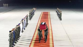 الشهيد عبدالعزيز سرحان صالح الكعبي ملفوف بعلم بلاده - أرشيفية