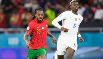 بول بوجبا وريناتو سانشيز في مباراة فرنسا والبرتغال في يورو 2020