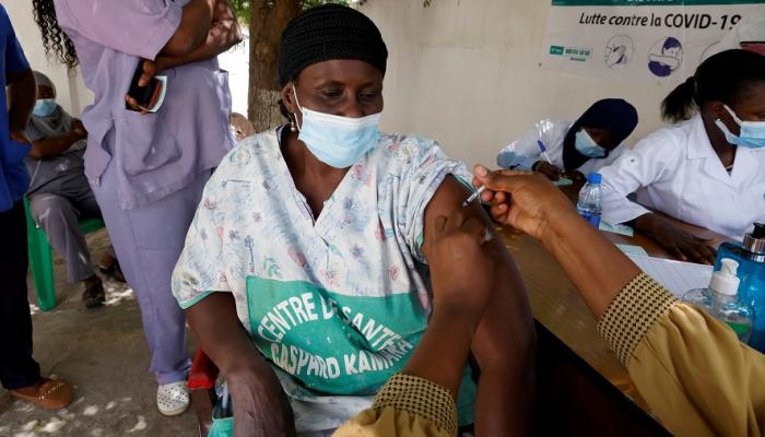عاملة صحية تتلقى جرعة من لقاح كورونا (كوفيد-19) في السنغال