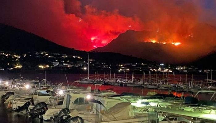 جانب من الحريق الضخم في غابات كوستا برافا الإسبانية