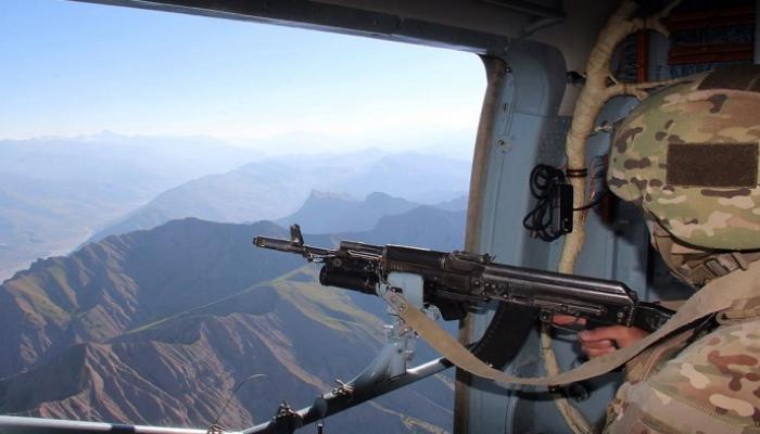 جندي بريطاني خلال دورية بطائرة في أفغانستان