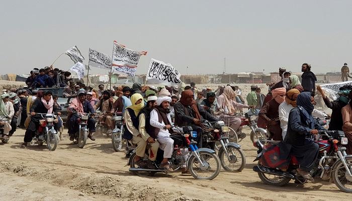 أنصار حركة طالبان يحتفلون بسيطرتها على معظم مدن أفغانستان