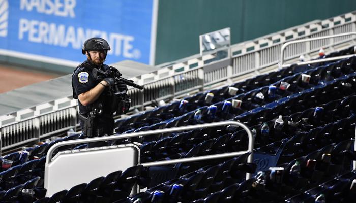 شرطي داخل مدرجات ملعب البيسبول 