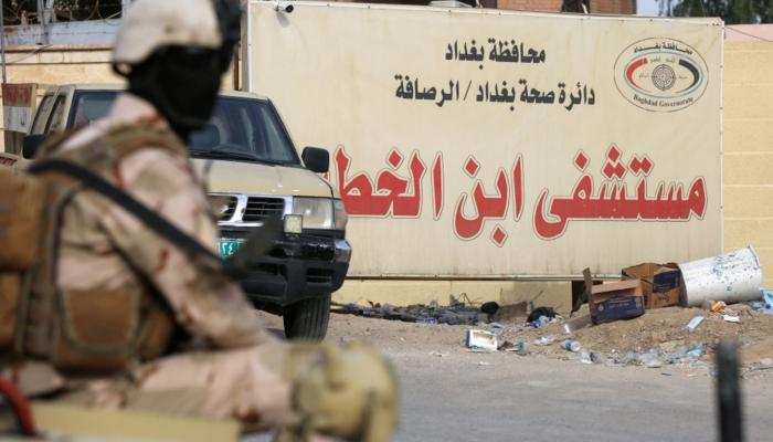 عنصر أمن عراقي أمام مستشفى ببغداد