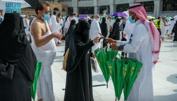 توزيع المظلات على الحجاج