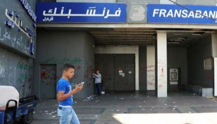 فرع مغلق لـ فرنسبنك في بيروت - رويترز