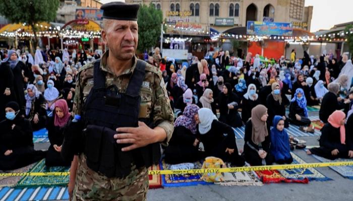 عراقيات يؤدين صلاة العيد تحت حراسة مشددة - رويترز