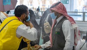 العاملون بالمسجد الحرام يتعطرون بالبخور في أول أيام العيد