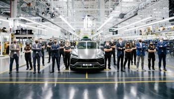 العاملين بلامبورجيني بجانب النسخة الـ 15 ألف من Urus