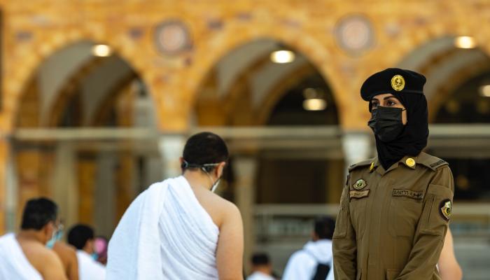 سعوديات يشاركن في تأمين الحجاج والمعتمرين بمكة والمدينة