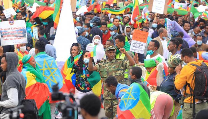 جانب من حشود سكان أديس أبابا دعما للجيش الإثيوبي 