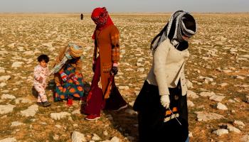 سيدتان عراقيتان ترتديان غطاء للوجه للوقاية من فيروس كورونا