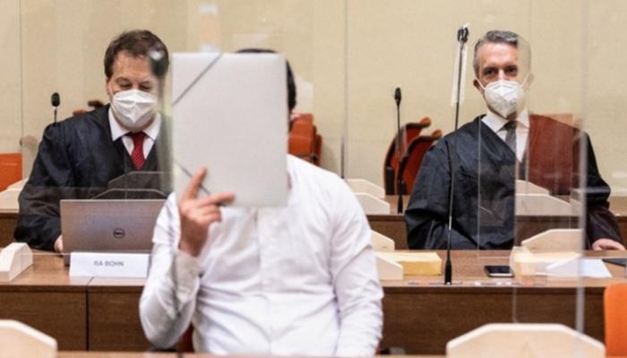 المتهم يخبئ وجهه خلال المحاكمة