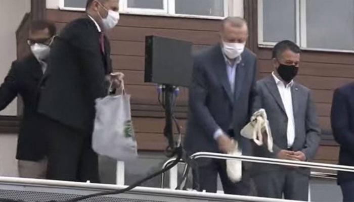 أردوغان يوزع الشاي على المواطنين