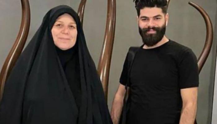 الناشط علي كريم مع والدته فاطمة البهادلي
