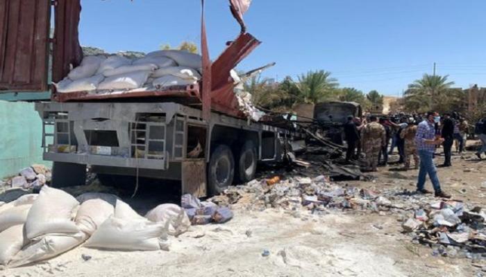 جنود عراقيون يفحصون شاحنة كانت تستخدم لشن غارات صاروخية