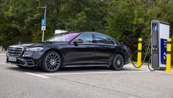 سيارة مرسيدس S580 e الهجين 