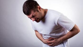 شخص يعاني من آلام نتيجة التهاب الكبد الوبائي