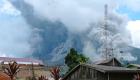 صور.. بركان يثور في إندونيسيا ويطلق الرماد بارتفاع 4500 متر