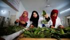 بالصور.. فلسطينيات يصنعن مستحضرات تجميل من الأعشاب المحلية