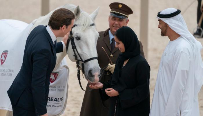 كورتس خلال تقديم الهدية للشيخ محمد بن زايد آل نهيان