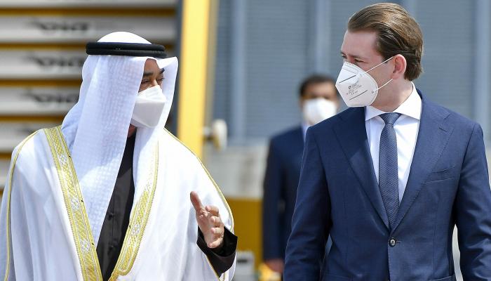 المستشار النمساوي والشيخ محمد بن زايد آل نهيان في مطار فيينا