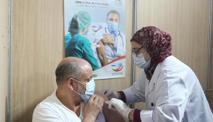 مواطن مغربي يحصل على لقاح كورونا- أرشيفية