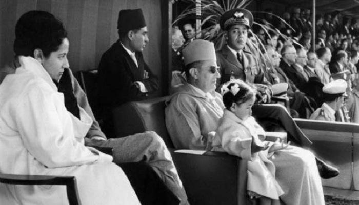 صورة تجمع الراحلين محمد الخامس والحسن الثاني وبعض أفراد الأسرة العلوية