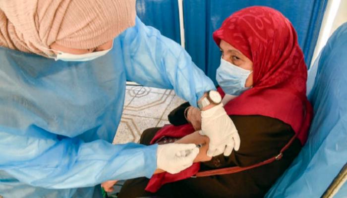 سيدة جزائرية تأخذ جرعة اللقاح المضاد لفيروس كورونا
