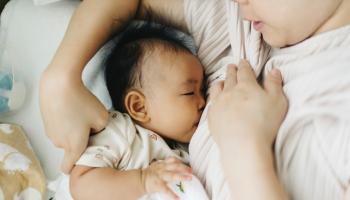 أم ترضع صغيرها طبيعيا- تعبيرية
