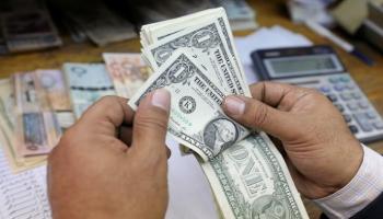 موظف بأحد مصارف ليبيا. (أرشيفية)