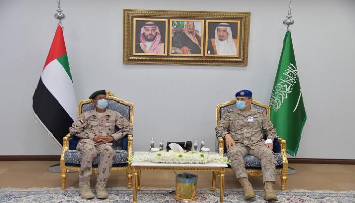 جانب من لقاء رئيسي الأركان الإماراتي والسعودي