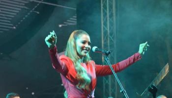 المطربة بلقيس في إحدى حفلاتها