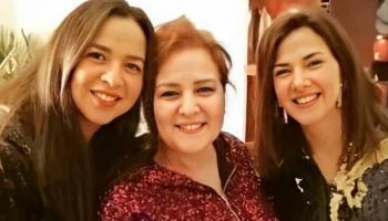 دلال عبدالعزيز مع ابنتيها