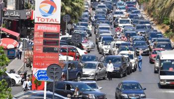 طوابير سيارات أمام محطة وقود في لبنان