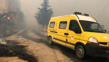 لا يزال رجال الإطفاء والجيش يحاولون السيطرة على الحرائق في الجزائر